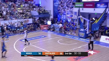 Pha ném bóng từ cự li từ đồng bằng lên miền núi của Vincent Nguyễn đã làm nổ tung sân HXH