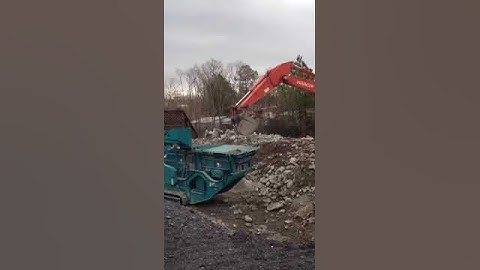 Logan Aggregate Recycling: Powerscreen XH320SR Crushing Concrete