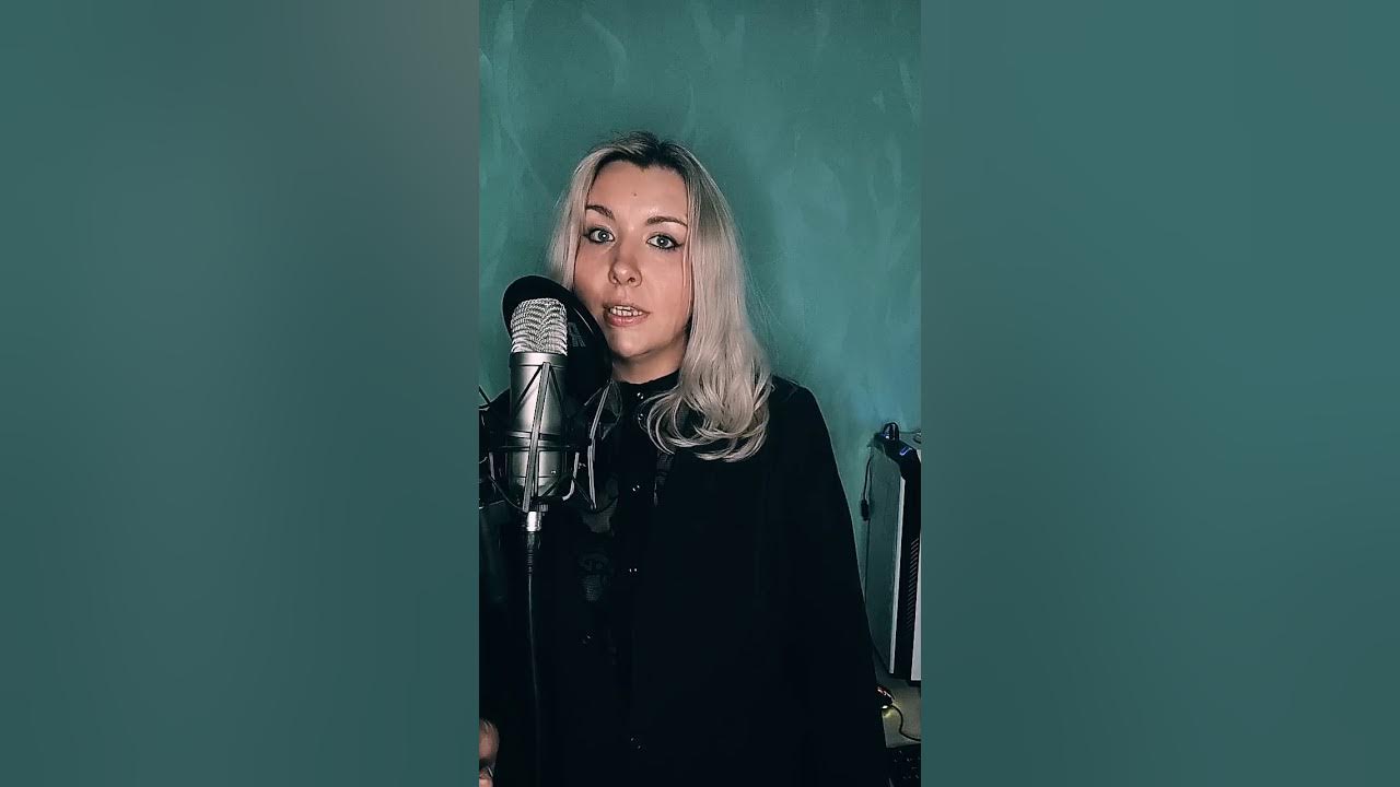 Песни руки вверх поет девушка. Песни руки вверх поет девушка. Руки вверх лишь о тебе мечтая. Танцовщица руки вверх. Песни руки вверх поет девушка.