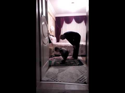 Dede ve torun  namaz kılıyor