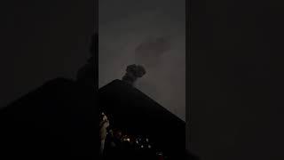 В вершину вулкана Фуэго в Гватемале ударила молния. Красивое 🤩
