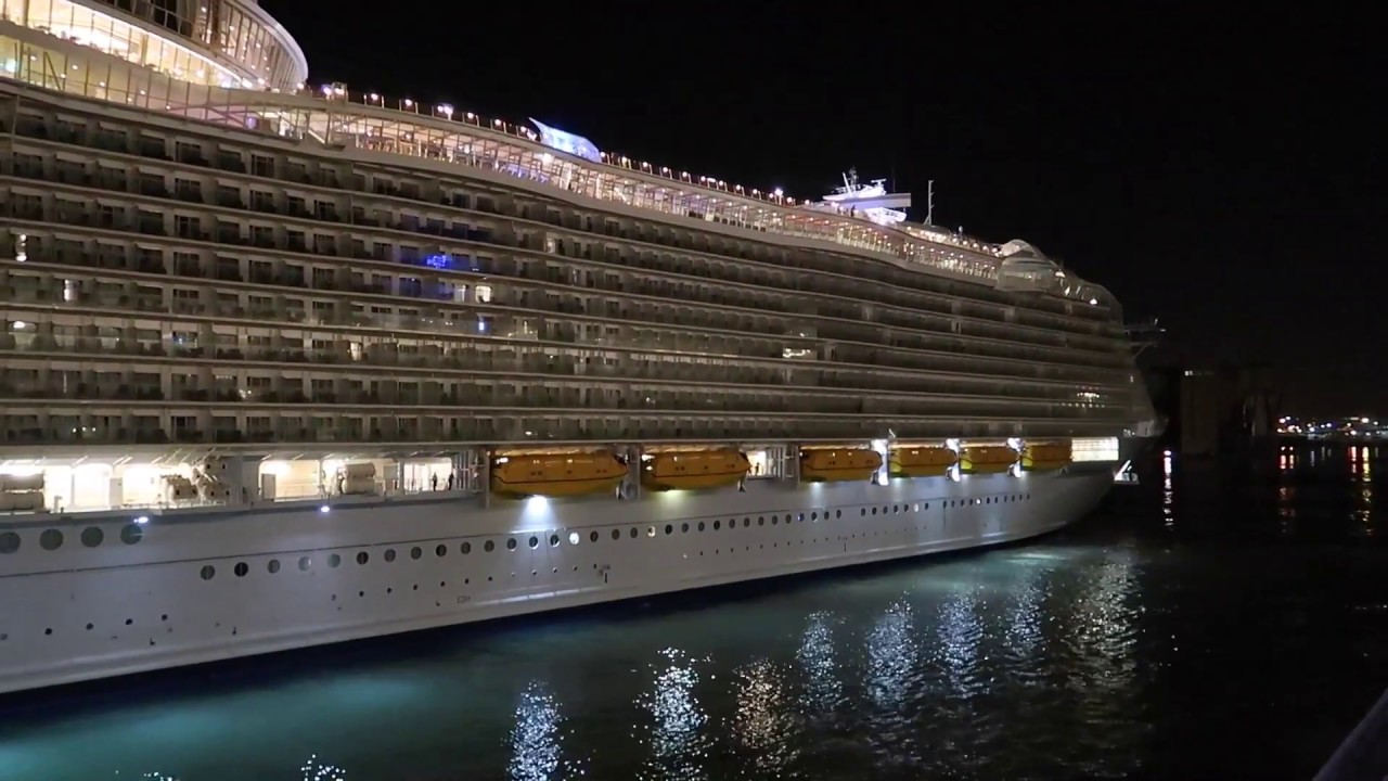 cruise ship docking in barcelona