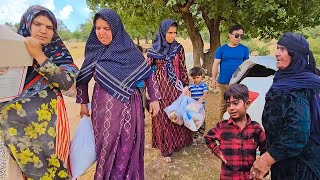 United family builds platform: construction near the grandma's house by everyone's cooperation