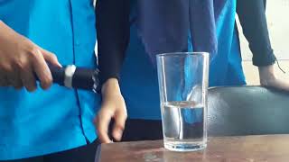 Pembuktian cahaya dapat menembus benda bening.