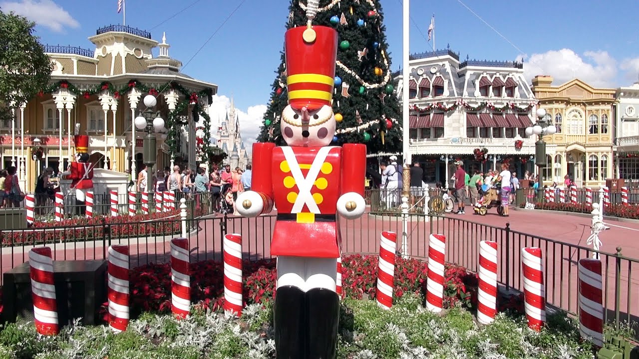 2019 Holiday  Decorations  at The Magic  Kingdom  Including 