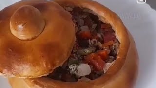 Мясо с овощами в съедобных горшочках из теста.