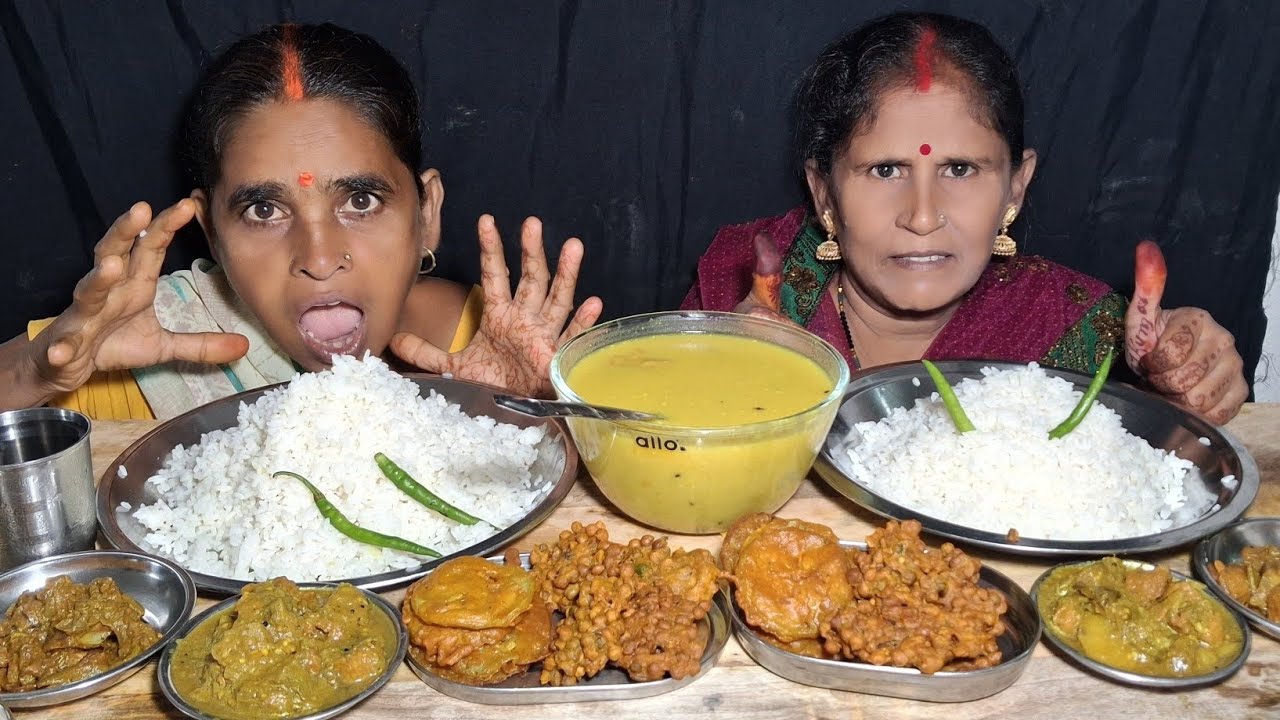 Curry chaval sabji bachka eating Indian food #totalfoodeating #food #indianfood #currychawal 