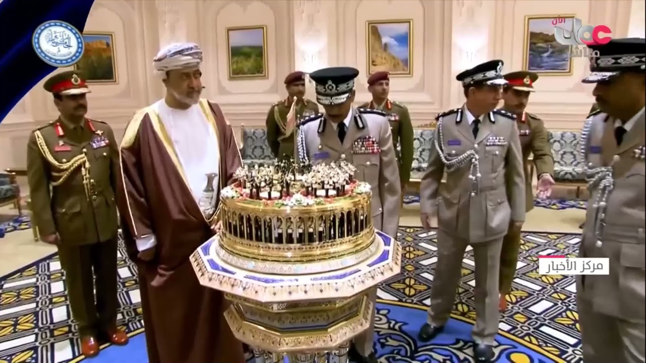جلالة السلطان المعظم يتقبل هدية تذكارية من شرطة عمان السلطانية خلال رعايته للاحتفال بيومها السنوي