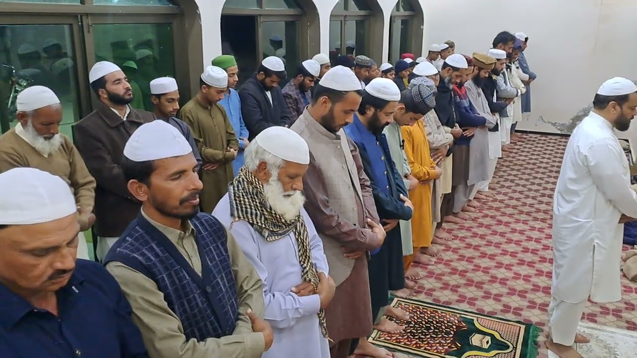 ڈیرہ چراغ آباد میں صاحبزادہ پیر سید اعجازالحسن شاہ صاحب  نماز تراویح کے بعد نماز وتر پڑھا رہے ہیں۔