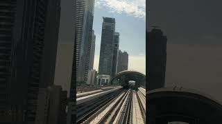 ドバイメトロ　ビジネスアイ駅到着　Dubai metro arriving at business eye station 두바이메토로 비지네스아이역 도착