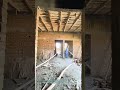 木の支えを取り外す:コンクリート天井の型枠解体の現場