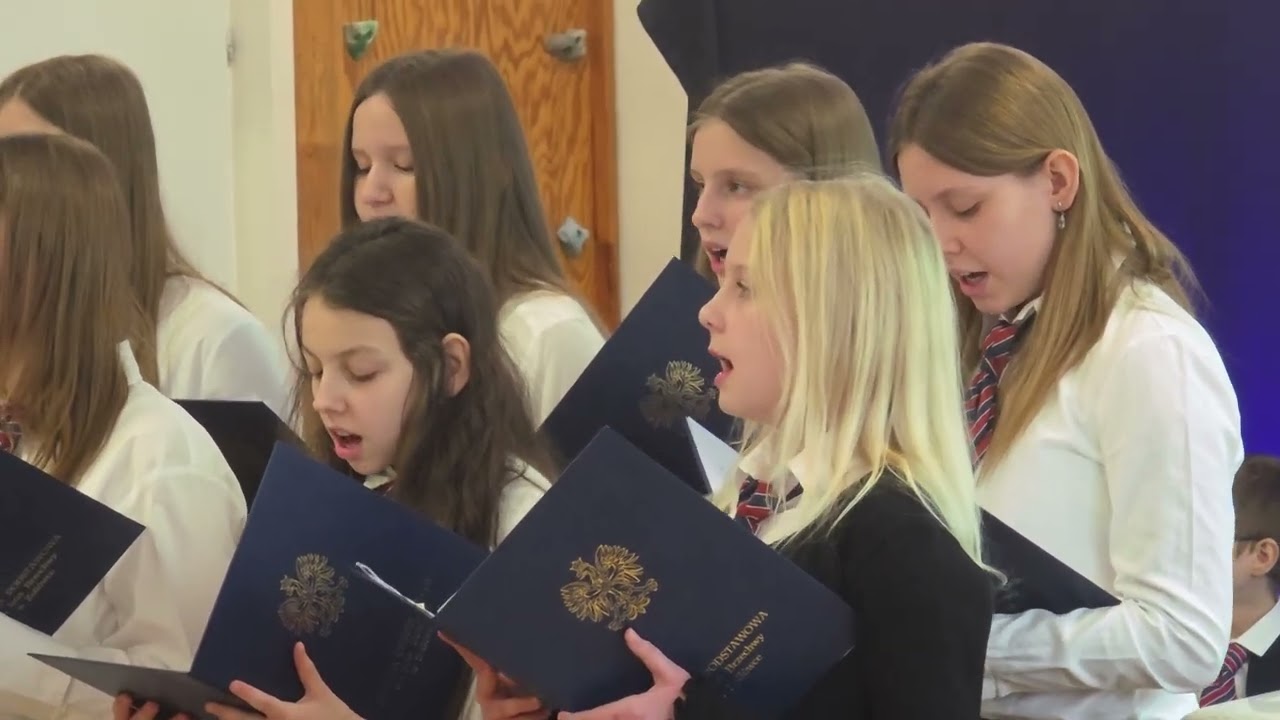 Koncert kolęd szkolnego zespołu wokalno-instrumentalnego.