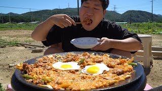 앞다리살과 김치, 솥뚜껑에 볶아서~ 돼지고기김치볶음밥 [[Pork and Kimchi fried rice]] - 요리&먹방!! - Mukbang eating show