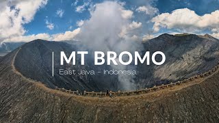 Mt Bromo : Hiking the crater of an active volcano