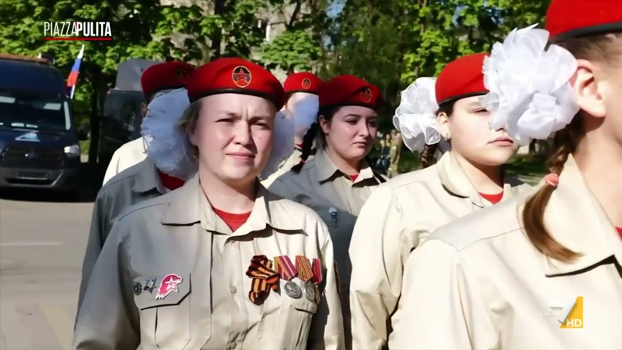 Nella città martire di Mariupol sfila la parata russa