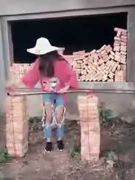 vidio lucu banget wanita mengambil batu bata