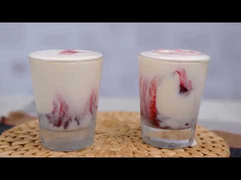 Frozen de iogurte caseiro com calda de frutas