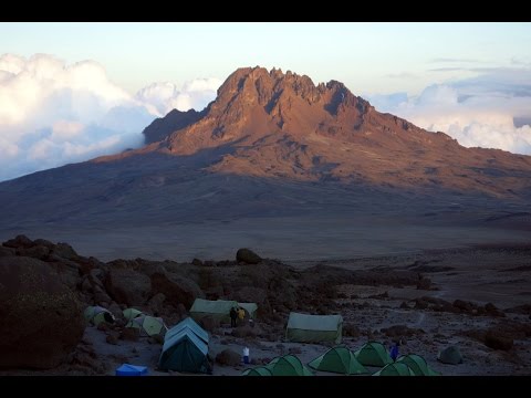 Video: Ledus Kāpējs Parāda Kilimandžaro Kalna Iznīcību Pēdējā Kāpumā