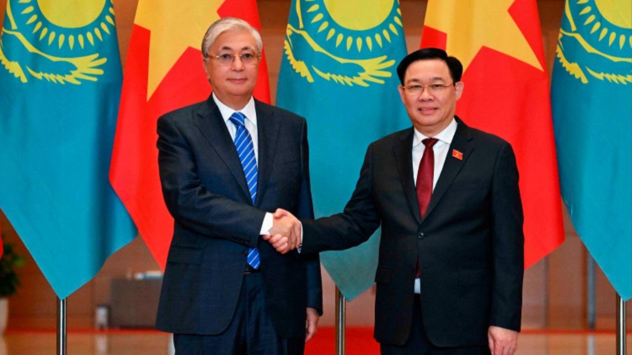 Токаев встретился с председателем парламента Вьетнама