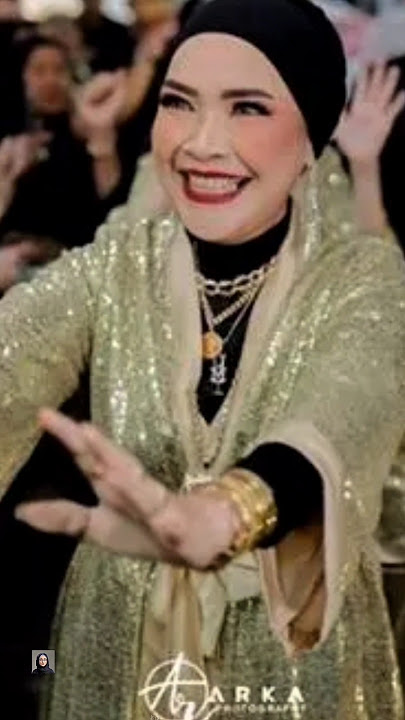 Appearing with Luxury Towel & Diamonds, Umi Kalsum is Taunted by Netizens as a Walking Goldsmith