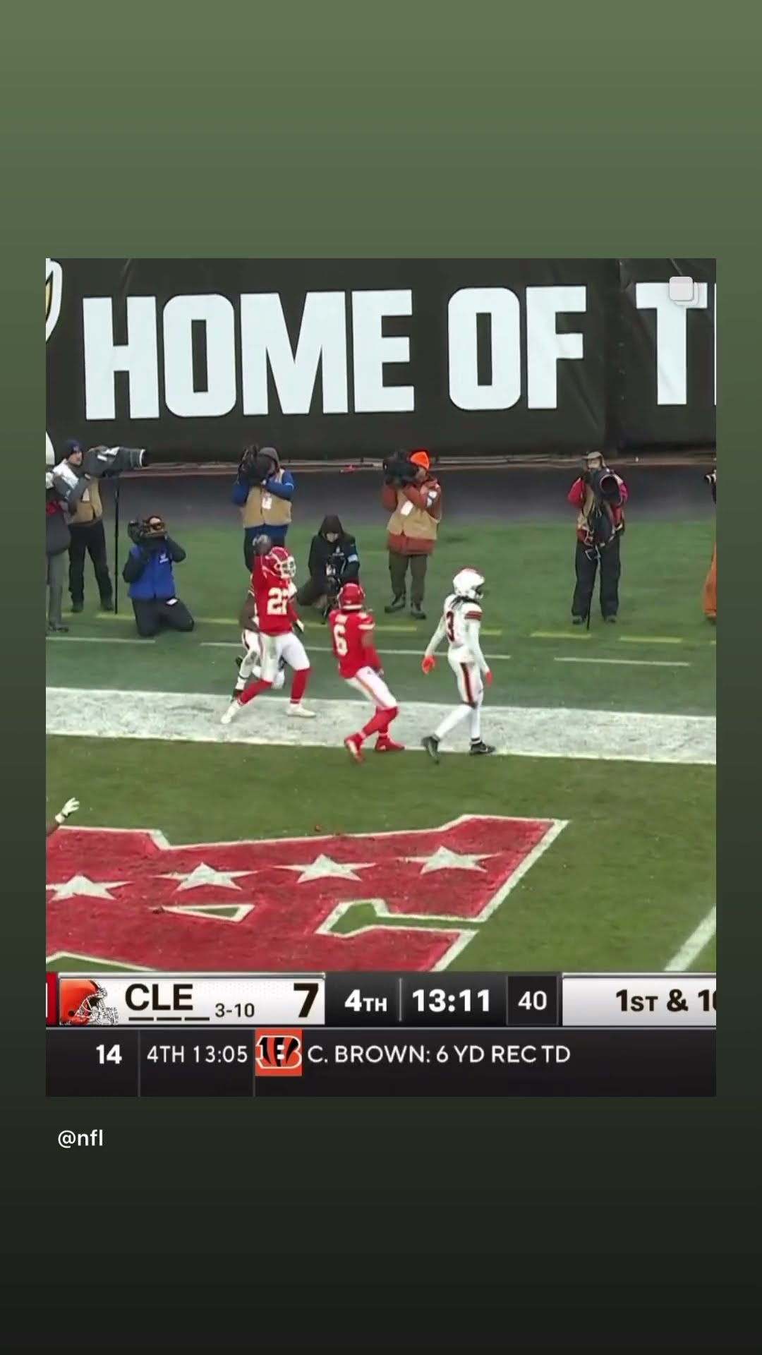 On his knees #hoodnews #chiefs #clevelandbrowns #jameiswinston #TrentMcDuffie #interception #omg