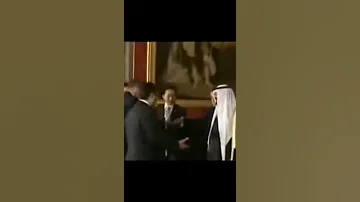 اوباما يحب يد الملك عبدالله 