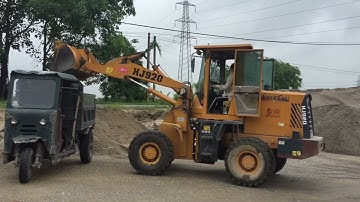 Công nông chở 2 khối cát quá khoer.Farmer carrying 2 blocks of sand is too strong. excavator shovels