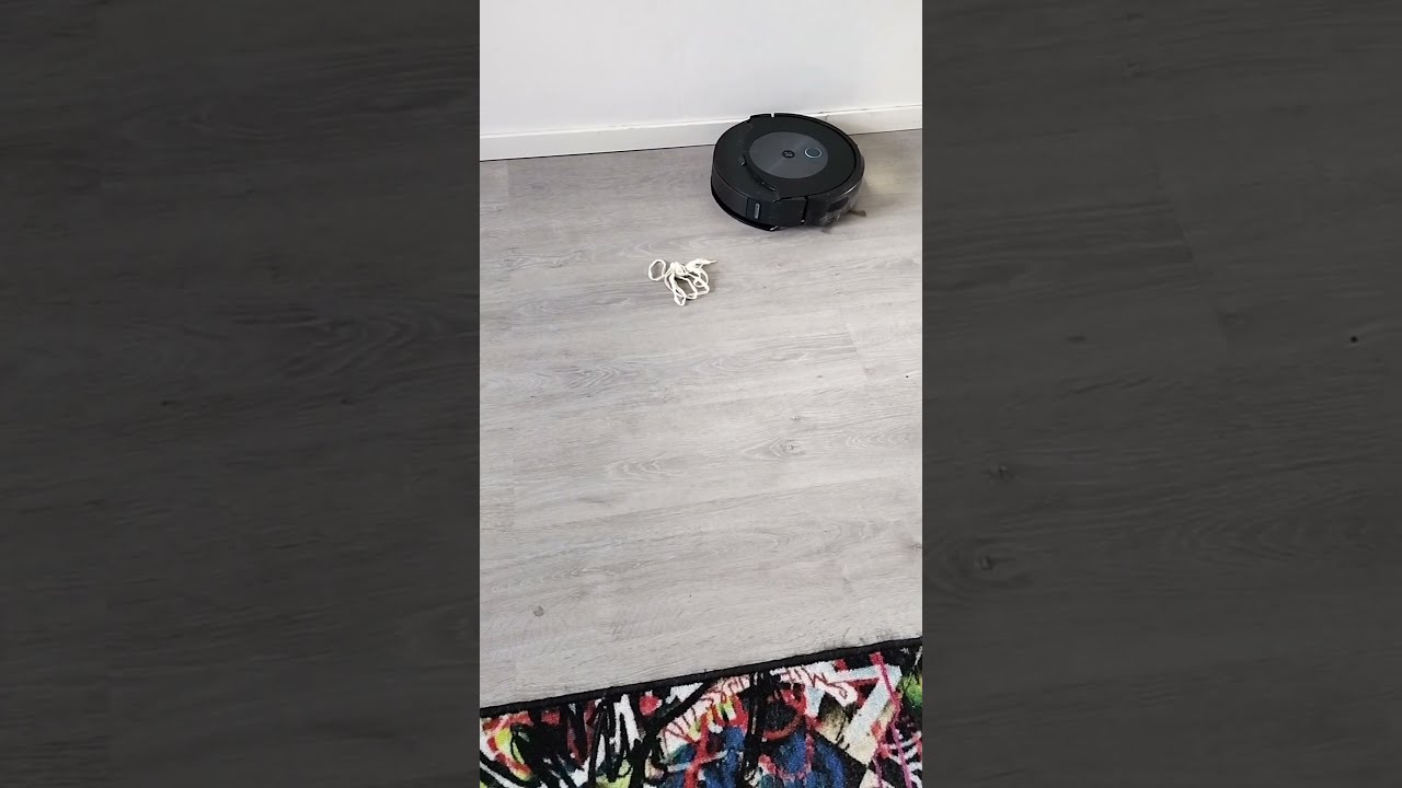 Roomba Combo J7 Avoiding Obstacles
