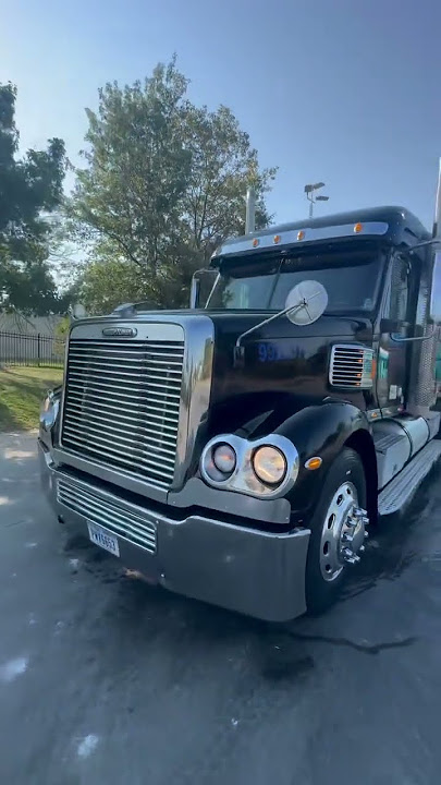 Nothing Better Than A Coronado And A 60series Detroit !!! #trucking