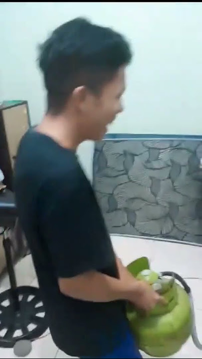 Berani Beda! Para Pemuda Ini Kasih Kejutan Ultah ke Teman Pakai Kompor Gas yang Menyala