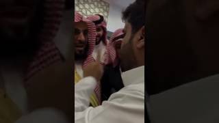 شاب يستوقف الشيخ عائض القرني شاهد ماذا قال له