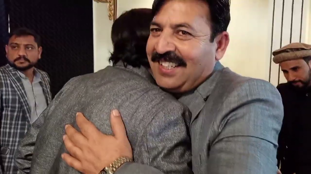 راجا نصیر دولہا دوستوں کے ساتھ اپ ملاتے ہوئے گلے ملتے ہوئے کیمرہ مین صابر شاہ 