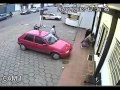 Homem agride a ex mulher na frente da delegacia