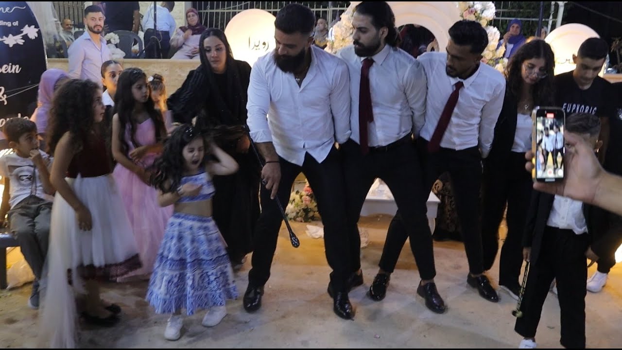 لولا لطف الله كان راحت البنت | طفلة صغيرة اكلت عصا على راسها بالدبكة Amazing Lebanese Dabke