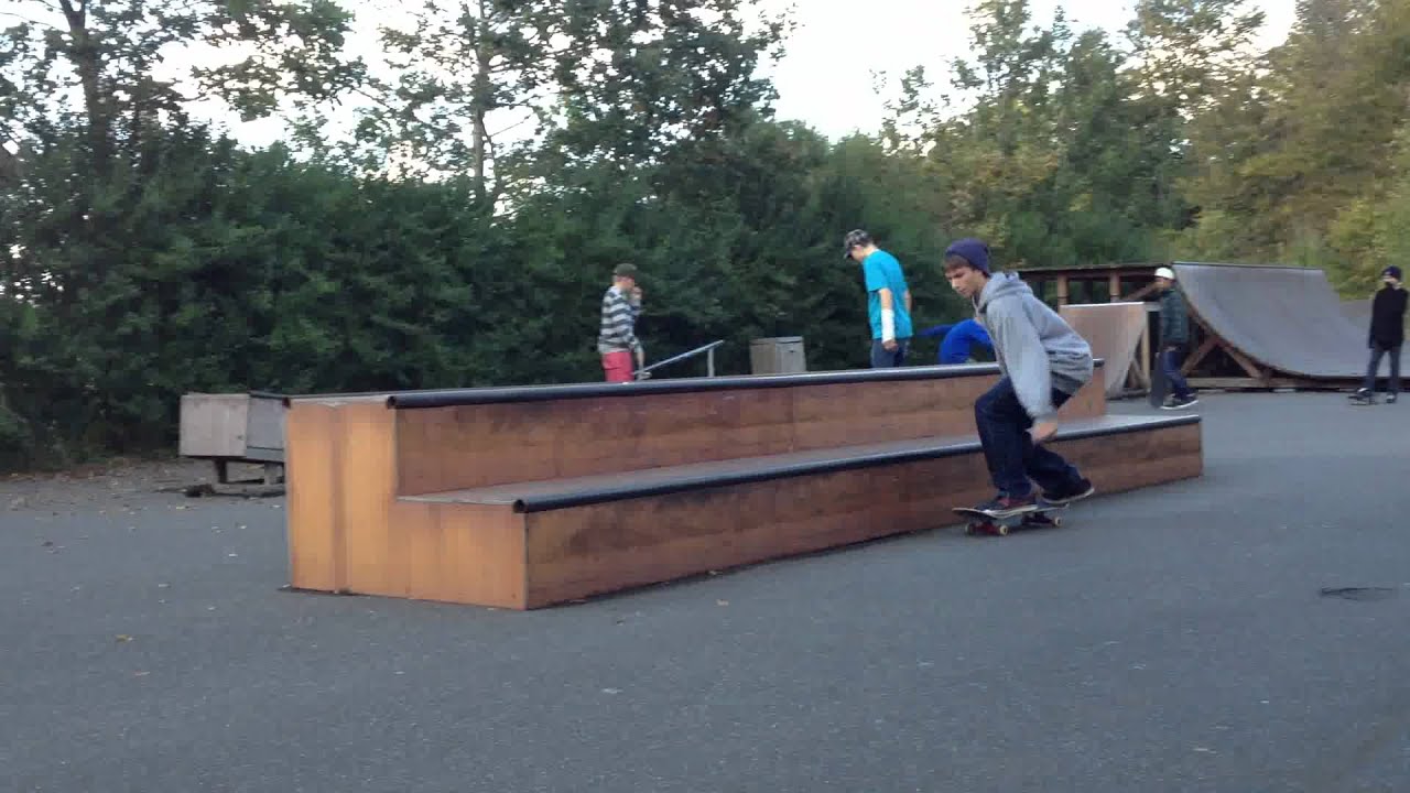 Nosegrind at Vejgaard skatepark.