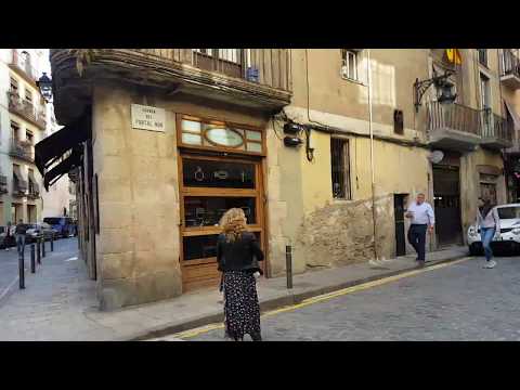 في حي بورتال نو القديم ببرشلونة الإسبانية In the old Portal Nou neighborhood of Barcelona , Spain