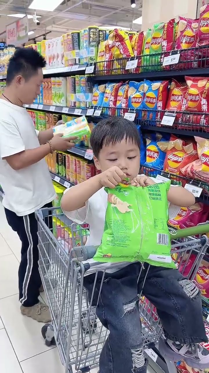 带熊孩子逛超市，这次不买都不行了！#Cute baby#Cute#呆萌小米宝#聪明宝宝#萌娃