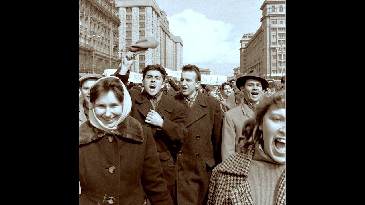 Ликуй москва в париже росс. Люди на улицах 12 апреля 1961 Москва. Москва встречает Гагарина 1961 фото. Красная площадь 12 апреля 1961 бабушка. Ликование на красной площади в честь полёта Гагарина 1961.