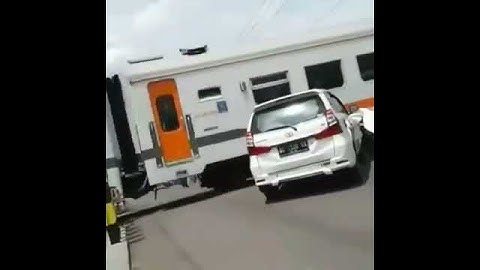 Tragedi Tertabraknya Mobil Avanza oleh Kereta Api  di Perlintasan Sebidang di daerah Nganjuk (Barong