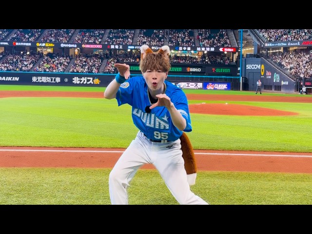 大観衆の中、きつねダンスで「ワホー」