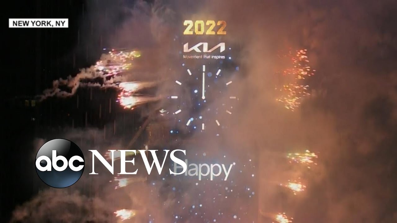 New York rings in 2022