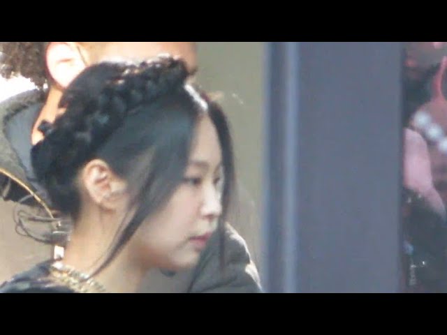 220308 Jennie 제니 looks like a princess (Leia) @ Chanel Fashion