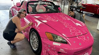 Le Sellier De 2Fast2Furious Installe Des Sièges Roses Sur La S2000 De Suki À Miami