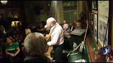 Gerry Tully - folksinger sings Leonard Cohen's Hal...