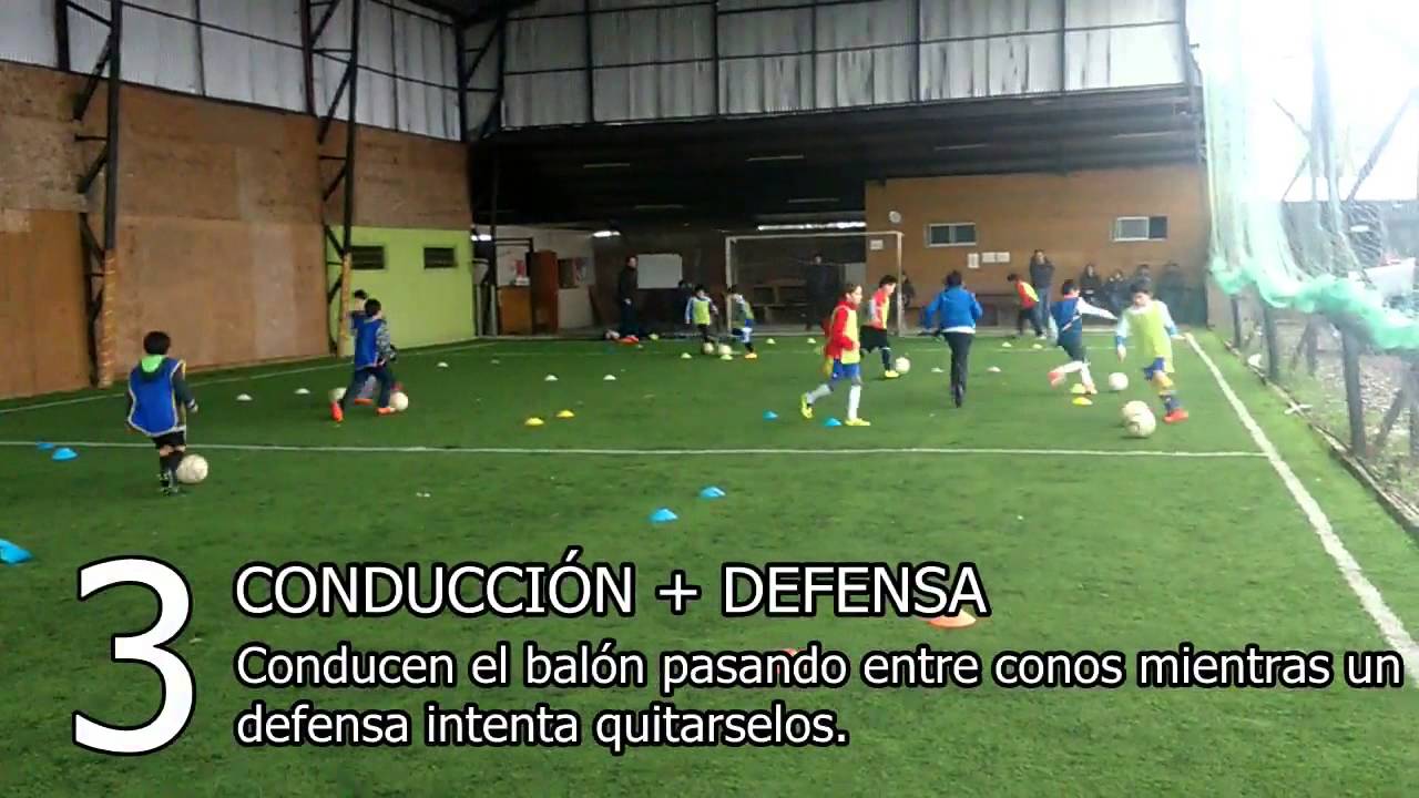Entrenamiento Con Conos Sesión Entrenamiento Fútbol Para Niños Campamento  Fútbol: fotografía de stock © matimix #406270616