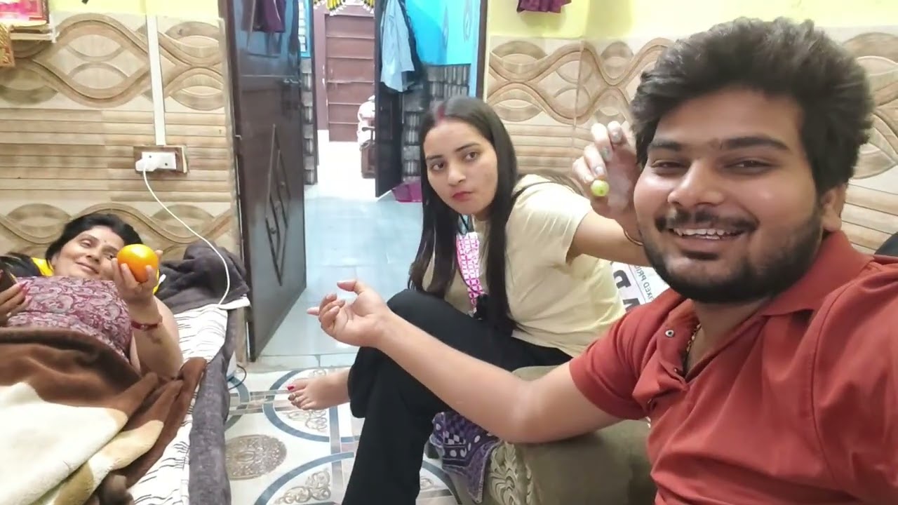 देखो हमारी सासू मां और में कहा से साड़ी लेती हु🥰🥰