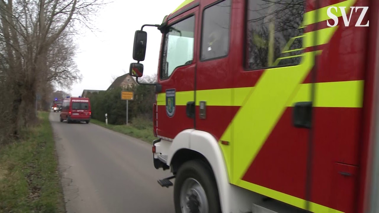 Großbrand in Steinfeld: Auto und Garage auf Privatgrundstück lichterloh in Flammen