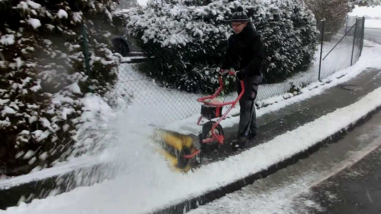 ELEKTRO KEHRBESEN AKKU Schneeräumer SCHNEEFUCHS SCHNEESCHIEBER mit irrer  Schubkraft 