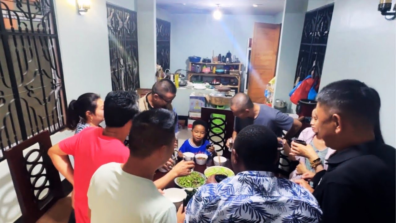 Doudou had dinner with a group of strangers! Everyone is very worried!