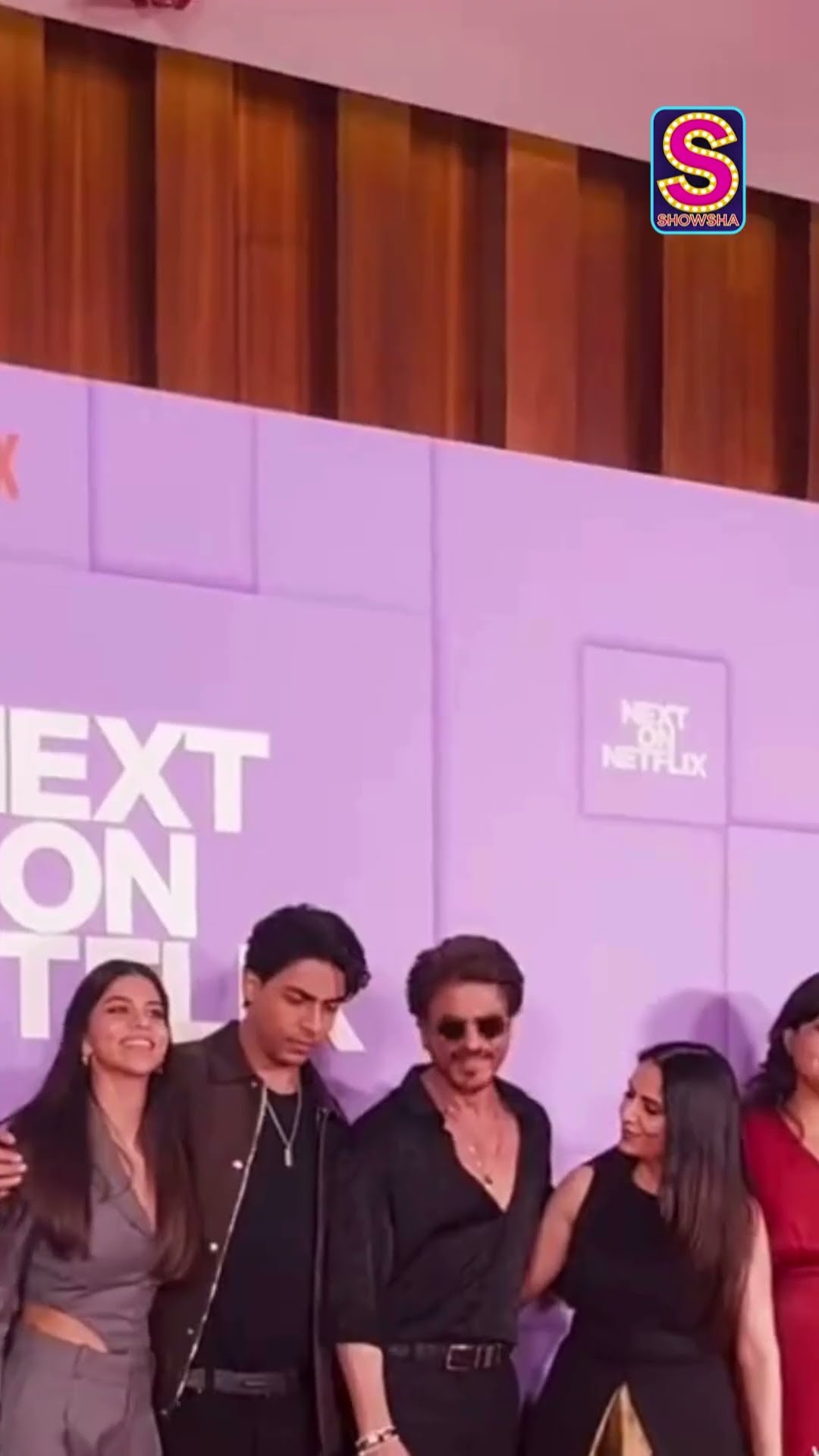 Family That Shines Together, Stays Together: SRK And Family Papped On Red Carpet | N18S | #viral